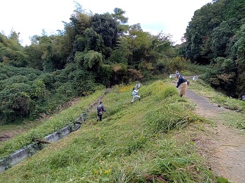 「小規模集落応援隊」の要請に応えて地域の草刈り活動に参加しました。